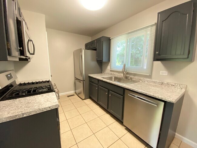 Building Photo - 2S627 Hampton Dr