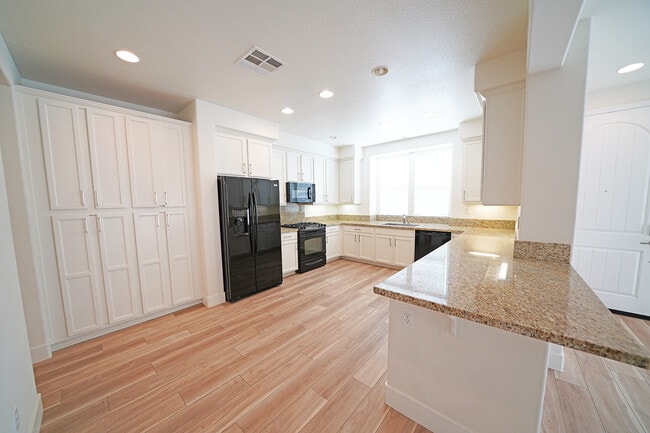 Building Photo - 28635 N Pietro Dr