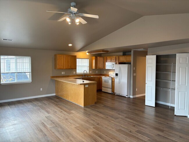 Foto del edificio - 1523 NE Frank McClean Ct