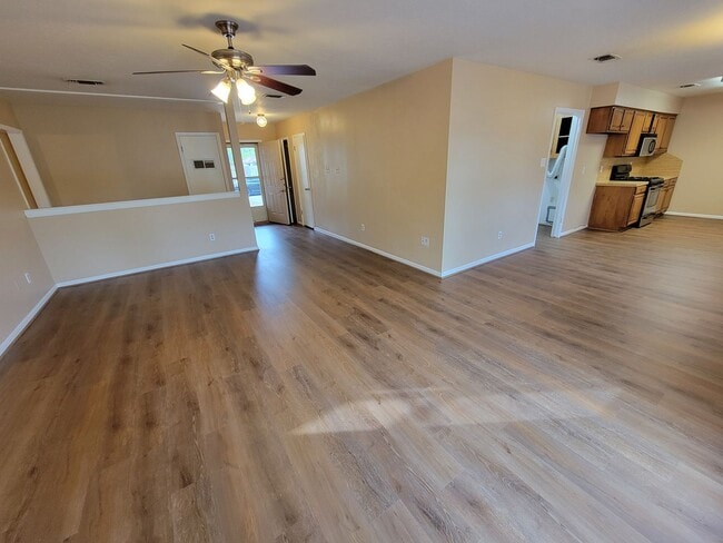 Building Photo - College Station - 3 bedroom / 2 bath / 2 car garage house with fenced in back yard.