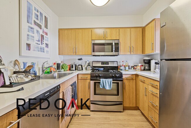Building Photo - ~2 Weeks FREE~ Co-Living at It's Finest! S...