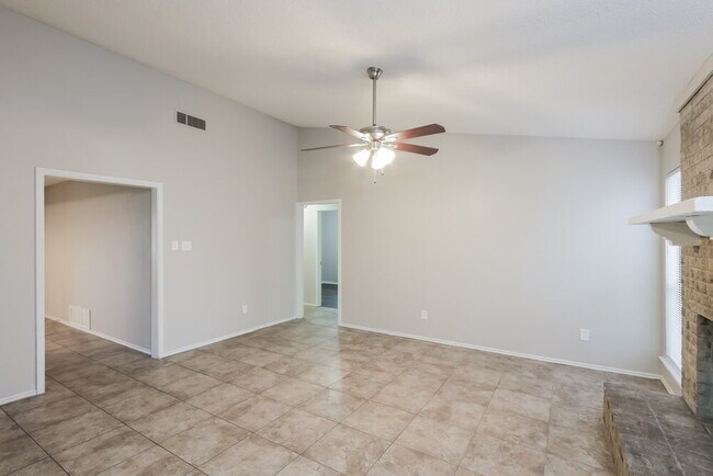 Building Photo - 2408 Colonial