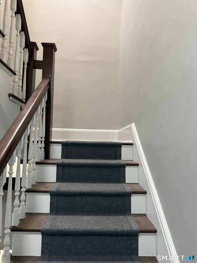 Building Photo - 483 Barnum Ave