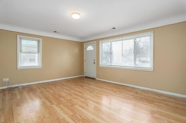 Building Photo - 22290 Eastwood Ave