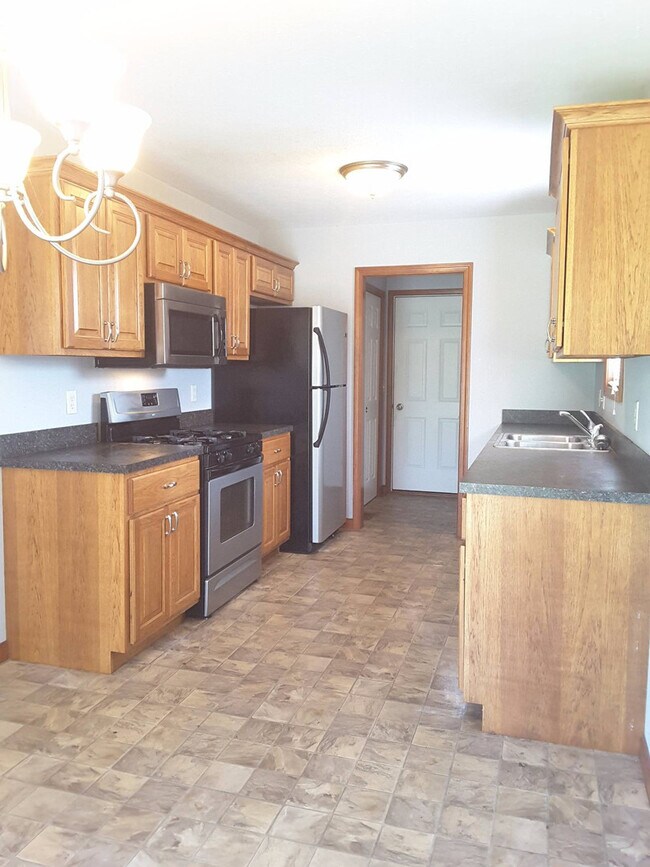 Building Photo - Beautiful 3 Bedroom 2 Bath Home in Elkhart!