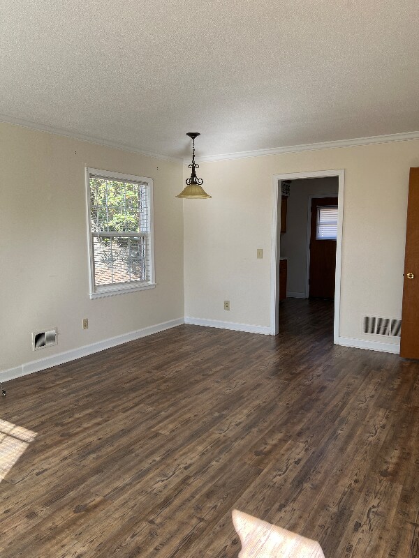 Building Photo - 833 Seay Dr