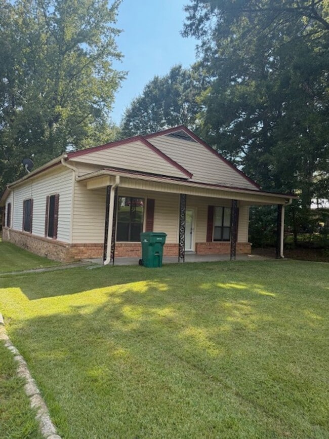 Building Photo - Renovated 3 Bedroom 1 Bath Home for Rent! ...
