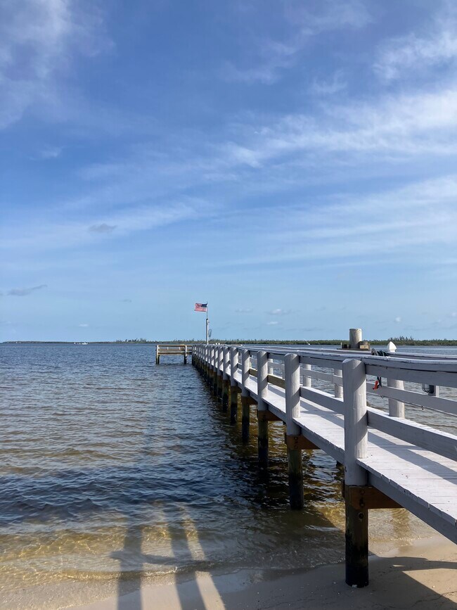 Foto del edificio - 14459 River Beach Dr