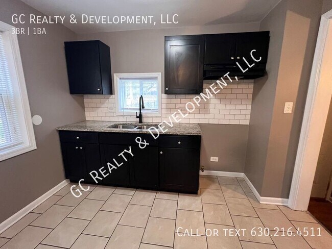 Building Photo - ***SINGLE FAMILY HOME / 3 BDRM / 1 BATH / ...