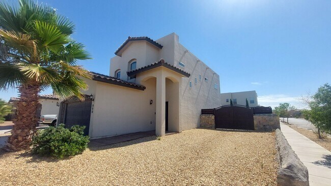 Foto del edificio - Backyard Oasis!!!  Beautiful 4 bedroom 2.5 bathroom 2 story home on corner lot!