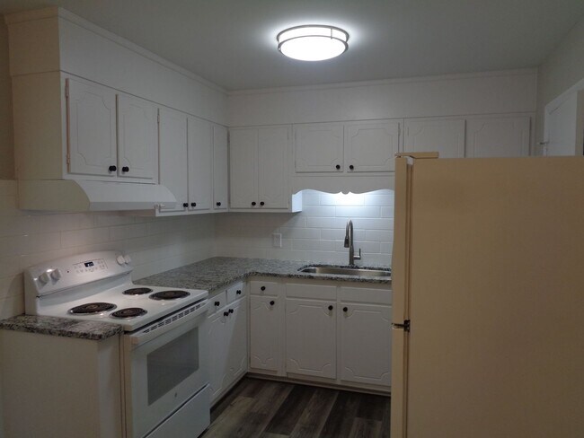 Building Photo - Remodeled Townhouse Apartment in the Heart...