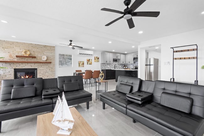 Photo - 1824 Lake St House