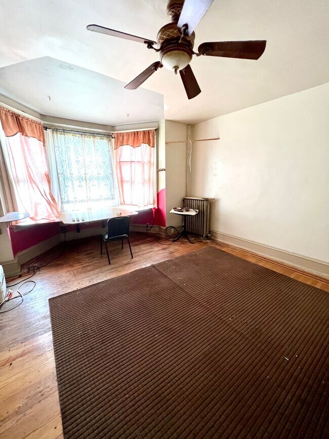 Building Photo - Huge 6-Bed/2-Bath Townhome Maintains the H...