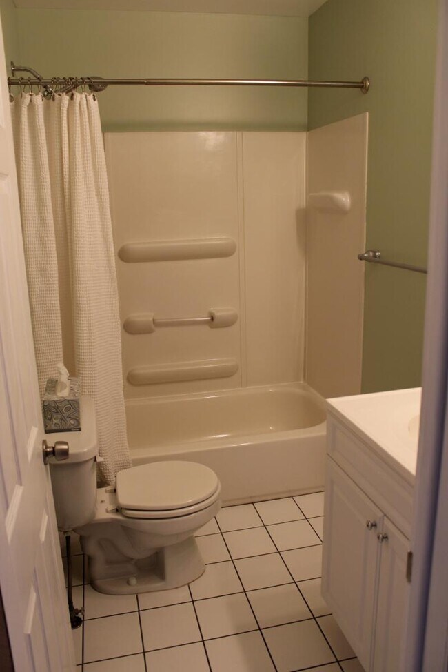 Upstairs Bathroom - 628 S Linwood Ave