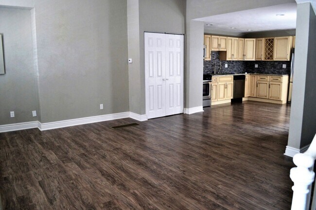 Building Photo - Stunning 4 bed, 3 bath home, luxury finish...