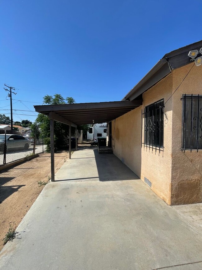 Building Photo - 1 Bed | 1 Bath | 720 Sq Ft | Detached Sing...