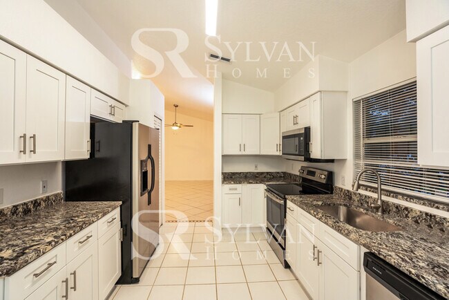 Building Photo - Feel welcome and comfortable in this charm...