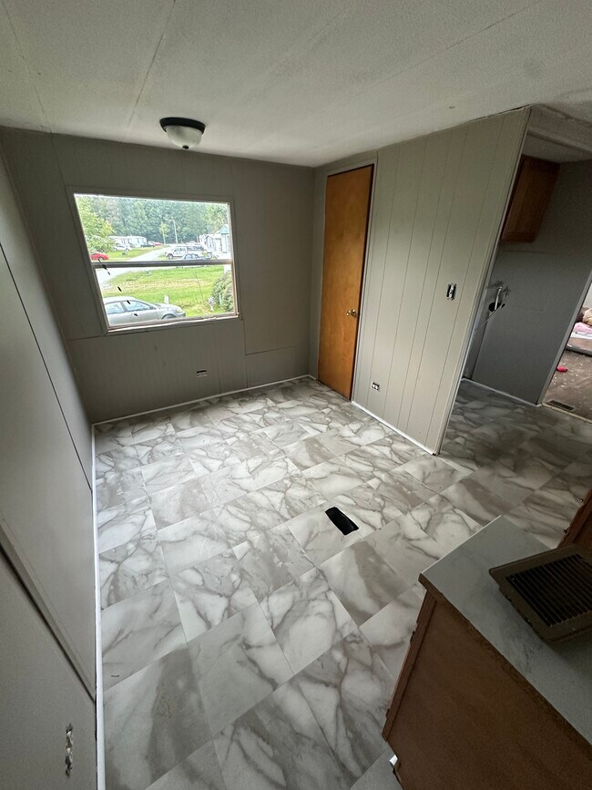 Foto del edificio - 121 Jordan Rd