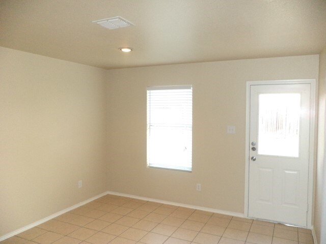 Building Photo - 1405 Sun Breeze Dr