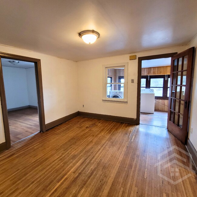 Photo du bâtiment - 2-Bedroom with a Fenced Yard!!