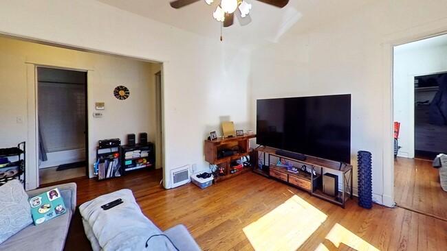 Foto del edificio - Raised First Floor Two Bedroom