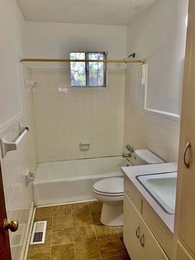 Building Photo - 604 N. Ross