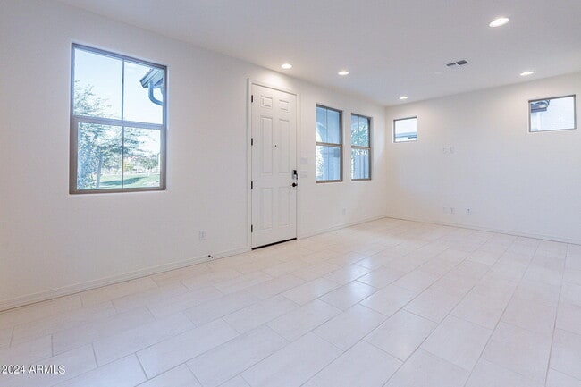 Building Photo - 5821 W Pueblo Ave