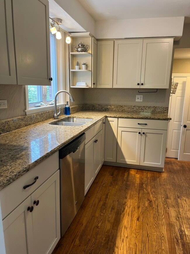 Foto del edificio - 4716 Wolf Rd