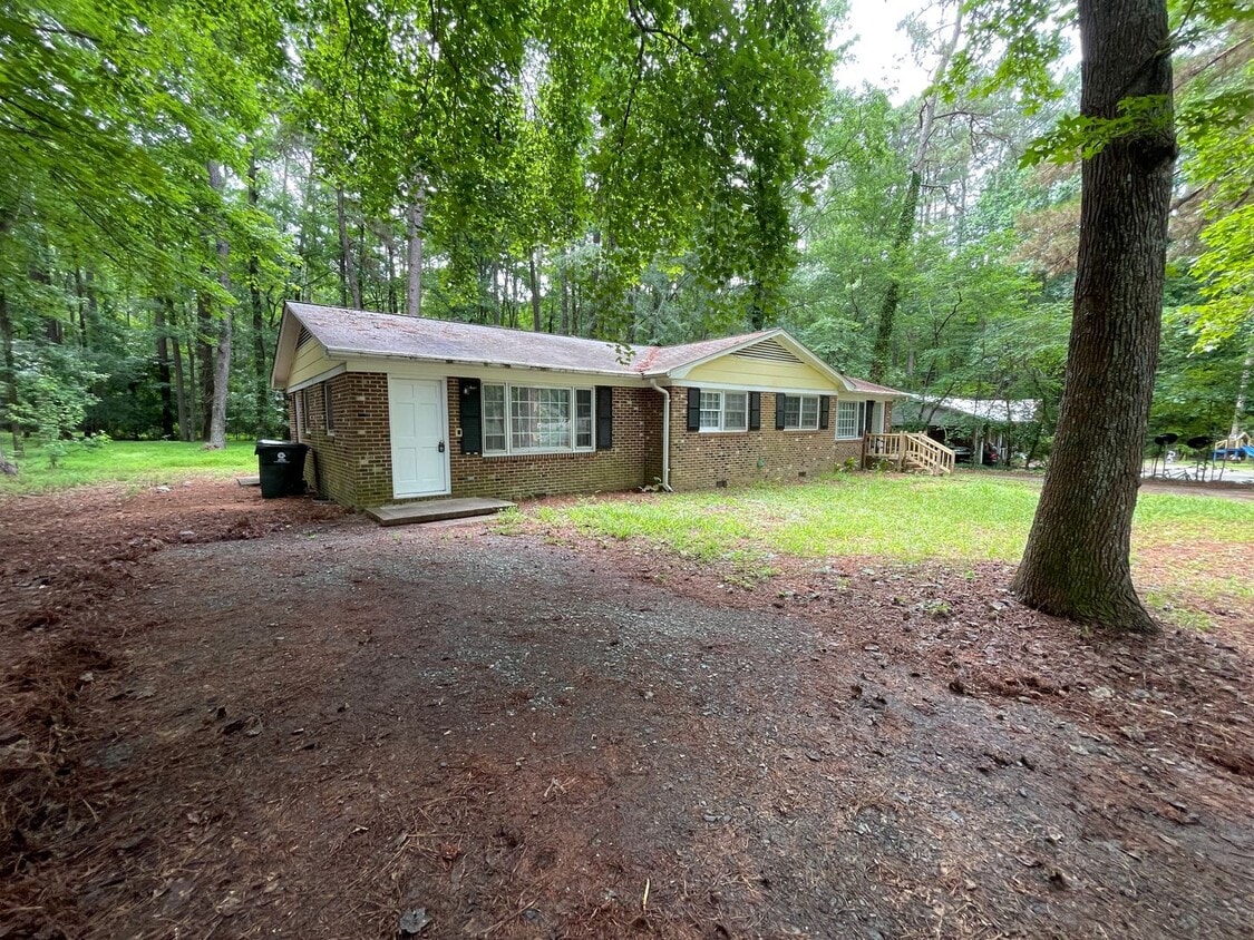 Primary Photo - Fantastic location near downtown Pittsboro...
