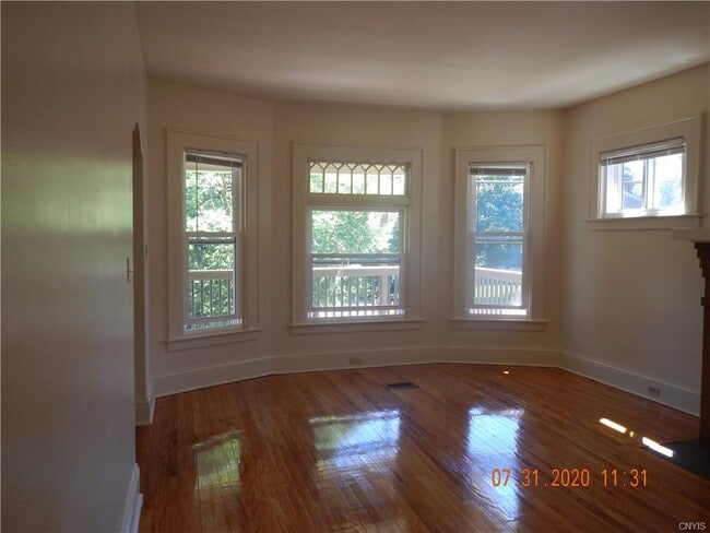 Building Photo - 262 Roosevelt Ave
