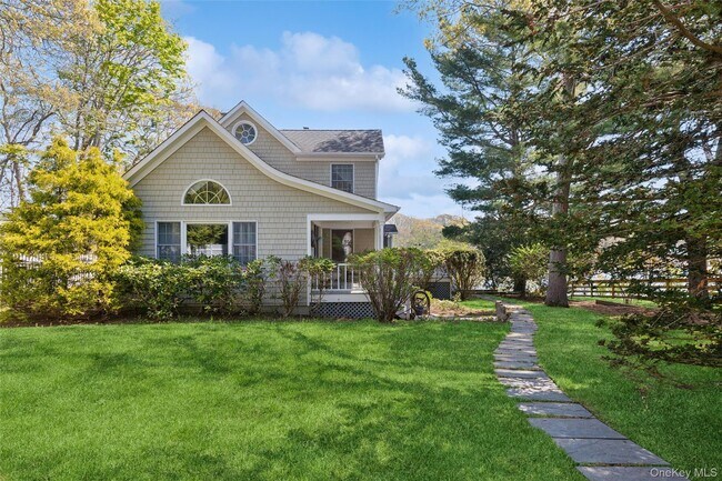 Building Photo - 425 Briarwood Ln