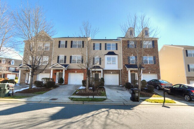 Building Photo - Beautiful 4 Bedroom 3.5 Bathroom 3 story t...