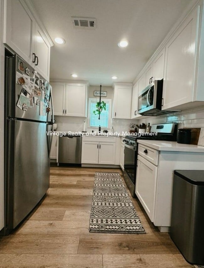 Building Photo - Available Soon! Charming Updated 2 Bed / 2...