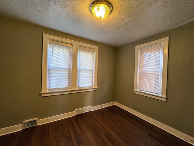 Building Photo - 2 bed 1 bath - nice updates, central air, ...