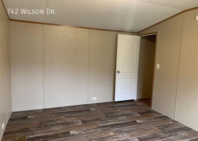 Building Photo - 742 Wilson Dr