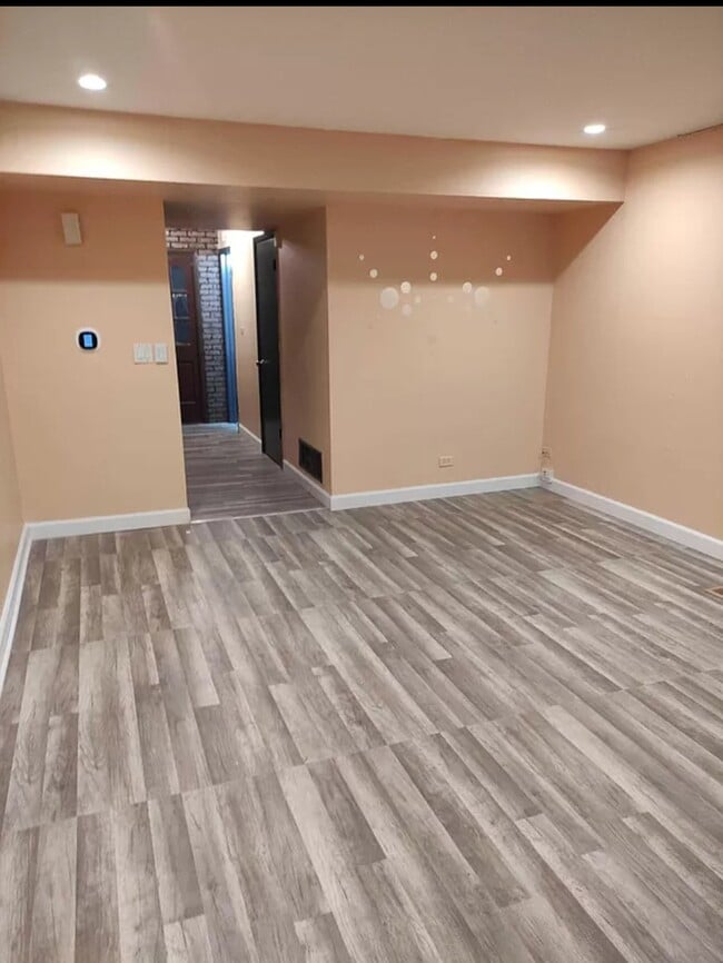 Building Photo - 356 Walnut Cir