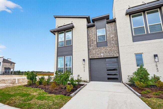 Foto del edificio - 16739 Lake Austin St