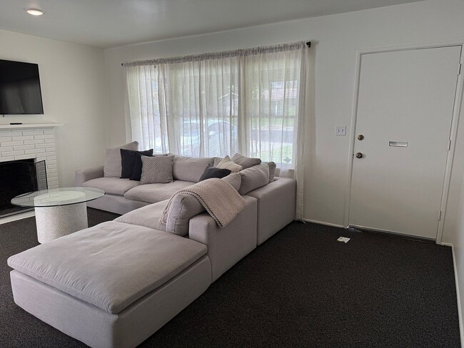Foto del edificio - 2153 Cooley Pl