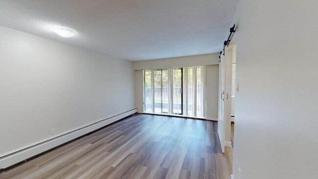 Photo du bâtiment - 1373 West 73rd