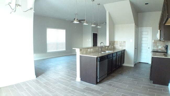 Building Photo - SPACIOUS 4 BEDROOM DUPLEX LOCATED IN NEW B...