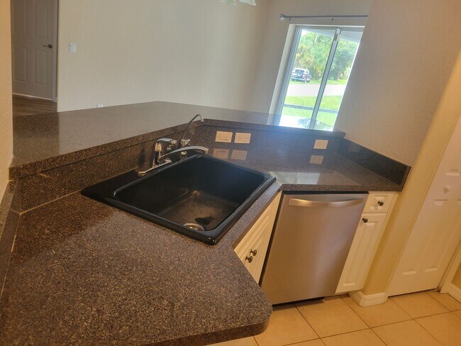 Building Photo - *Annual* Nice & Clean 3 Bed, 2 Bath with P...
