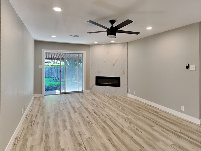 Foto del edificio - UPDATED AND MODERN! EVERYTHING IS NEW!
