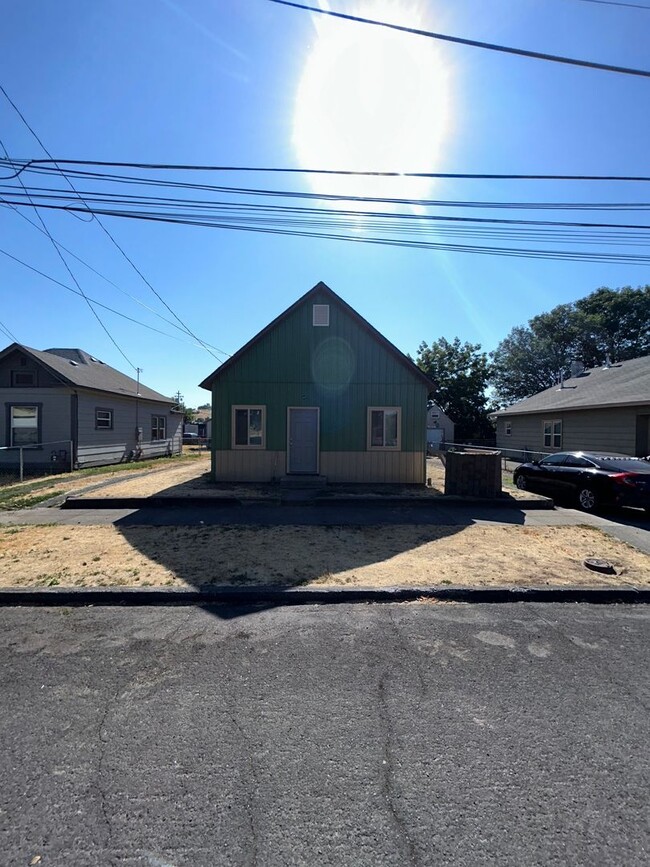 Building Photo - 3 bedroom house close to shopping.