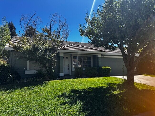 Building Photo - 3 Bedroom 2 Bath House with Amazing Rosevi...