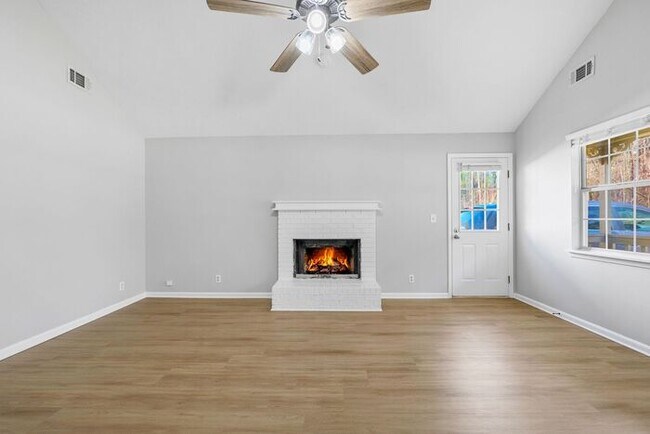 Foto del edificio - 4660 Bryant Rd