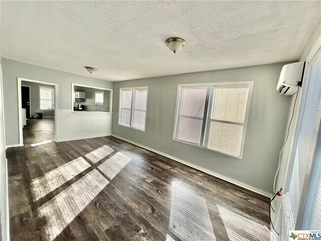 Building Photo - 1127 US-59