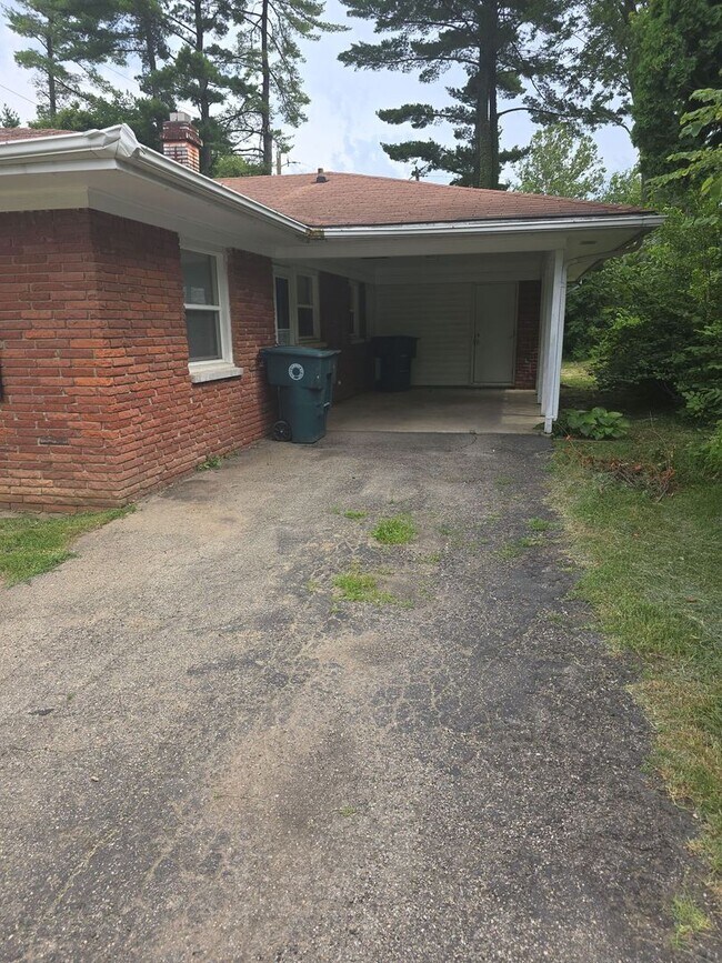 Foto del edificio - Charming 3-Bedroom 1-Bathroom Home