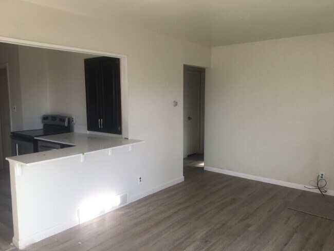 Foto del edificio - 481 W 70th Pl