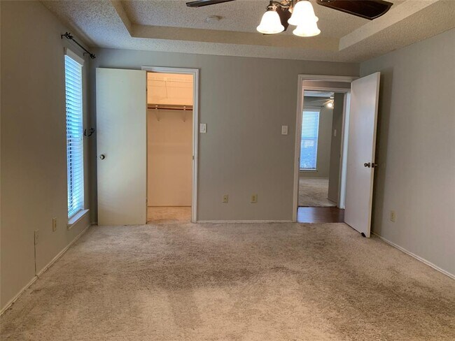 Building Photo - 2706 Oak Trail