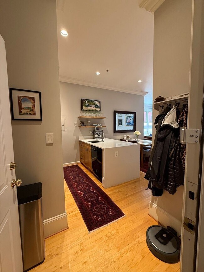 Foto del edificio - Charming 2BR | 2BA Condo in Logan Circle